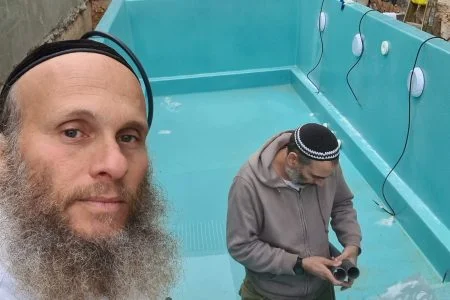 עבודה בתוך גוף הבריכה בשלב ההתקנה